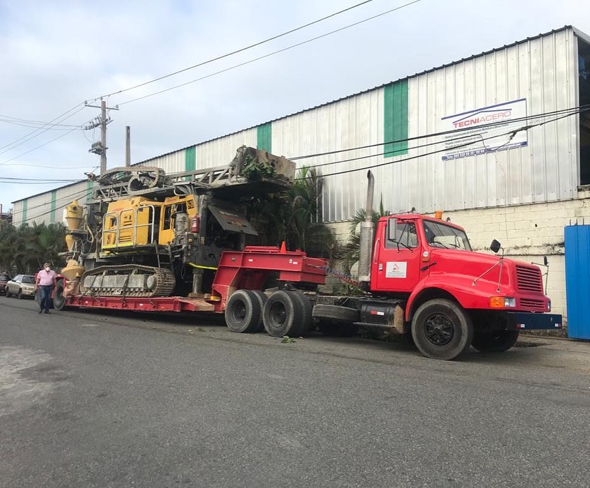 Transporte de una perforadora con un peso de 35 toneladas